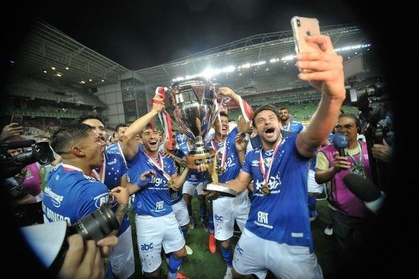 Entrega de medalhas e erguimento da taa: veja a festa do Cruzeiro com o bi do Mineiro