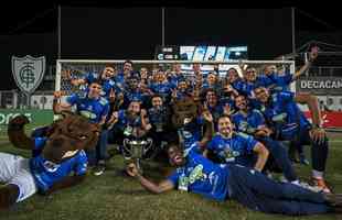 Time de vôlei do Cruzeiro festeja conquista da Superliga nas ruas e no estádio