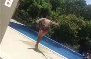 O meio-campista Jos Welison toma banho de piscina no litoral brasileiro