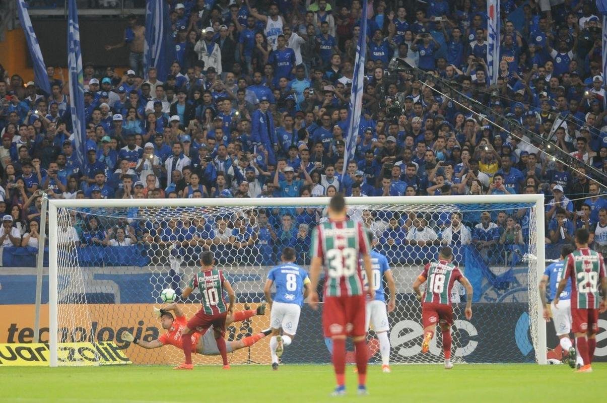 Aos 9 minutos de jogo, Ded fez pnalti em Brenner; Paulo Henrique cobrou, Fbio defendeu, mas Luciano marcou na sobra. Alertado pelo VAR, o rbitro mandou voltar a cobrana por invaso na rea de jogadores dos dois times. Na segunda batida, aos 14 minutos, Ganso bateu no mesmo canto e abriu o placar para o Flu: 1 a 0