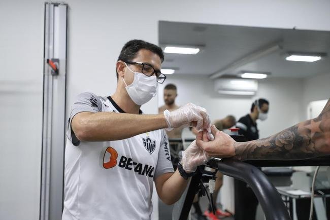 Nesta tera-feira (18), o Atltico realizou o segundo dia de trabalhos na pr-temporada 2022. Novamente com trabalhos fsicos, os atletas fizeram atividades na academia e tambm de corrida nos campos da Cidade do Galo, em Vespasiano. Ausncia, o atacante Jefferson Savarino busca solucionar burocracias para retornar da Venezuela e se juntar ao grupo alvinegro.