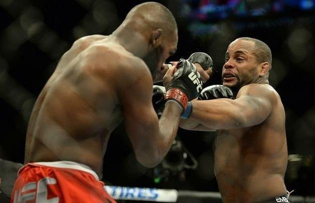Jon Jones (bermuda vermelha) venceu Daniel Cormier por decisão unânime e manteve o cinturão