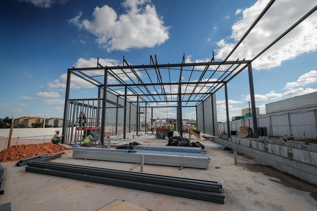 Ideia  mostrar a realidade das obras de construo do estdio do Galo
