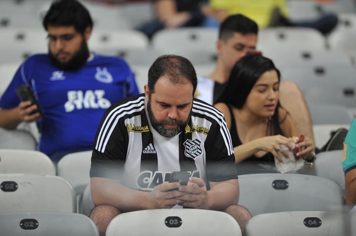 Fotos das torcidas de Uruguai e Equador no Mineiro