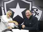 Dirigentes do Botafogo assinam contrato da SAF; John Textor exalta acordo 