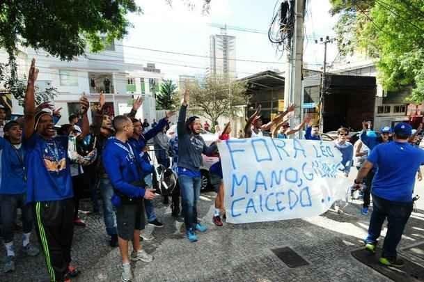 Torcida do Cruzeiro protesta contra a diretoria do clube na porta da sede