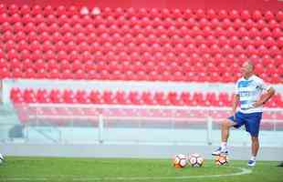 Fotos do treino do Cruzeiro no estdio Libertadores de Amrica, casa do Independiente, em Avellaneda. Time celeste fechou preparao para o jogo contra o Racing, s 21h30 desta tera-feira, no El Cilindro, pela primeira rodada do Grupo 5 da Copa Libertadores (Ramon Lisboa/EM D.A Press)