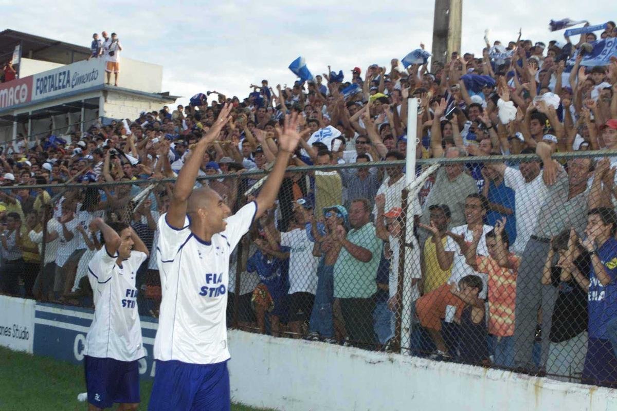 O primeiro passo do Cruzeiro em 2003 para alcanar a histrica Trplice Coroa foi dado em 16 de maro, com a conquista do Campeonato Mineiro de pontos corridos. A taa foi erguida de forma antecipada com a vitria por 4 a 0 sobre a URT, no estdio Zama Maciel, em Patos de Minas, pela 11 rodada. Deivid, Aristizbel, Alex e Maurinho marcaram os gols do triunfo. Em seguida, o elenco deu a volta olmpica, ergueu a taa diante dos cruzeirenses e desfilou em carro aberto pela cidade do interior de Minas. No retorno a BH, naquele mesmo dia, o grupo foi recebido com festa pela torcida no Aeroporto da Pampulha. O Cruzeiro foi campeo estadual invicto. O ltimo jogo foi contra o Tupi, no Mineiro.