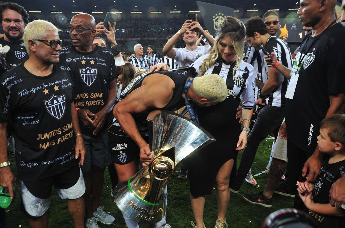 Atltico ergue a taa de campeo brasileiro e d a volta olmpica diante da torcida alvinegra, no Mineiro