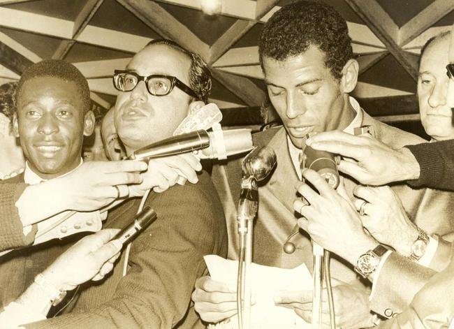 30/08/1970 -  Jogadores da Seleção Brasileira recebem Volkswagen Fusca como prêmio pela conquista da Copa do Mundo de 1970. O prefeito de São Paulo, Paulo Maluf (c), com Pelé e Carlos Alberto Torres