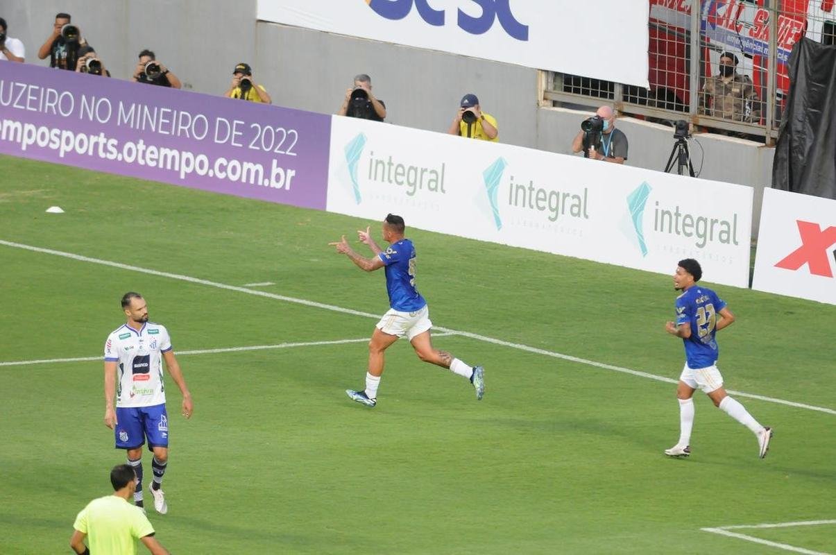 Cruzeiro goleou URT por 3 a 0 no Independncia com gols de Thiago, Machado e Edu em sua estreia no Mineiro. Ronaldo, dono da SAF, assistiu  partida no Horto. Duelo marcou estreia do tcnico uruguaio Paulo Pezzolano