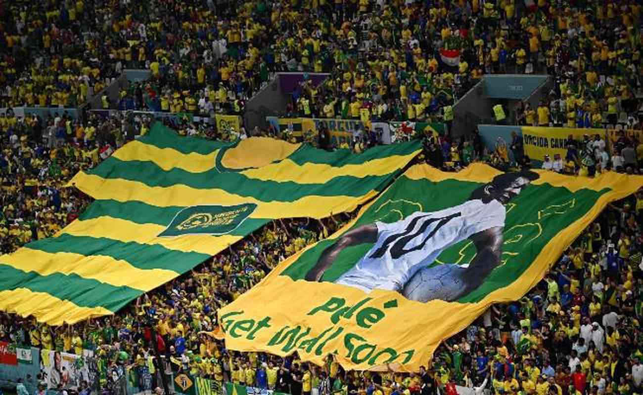 Camares x Brasil: Torcida do Brasil homenageia Pel com bandeira 