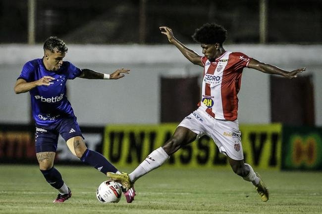 Neste sbado (18/2), o Cruzeiro visitou o Alapo do Bonfim, em Nova Lima, para medir foras com o Villa Nova, pela 6 rodada do Campeonato Mineiro. O time celeste venceu por 4 a 0 - gols de Gilberto (3) e Mateus Vital.