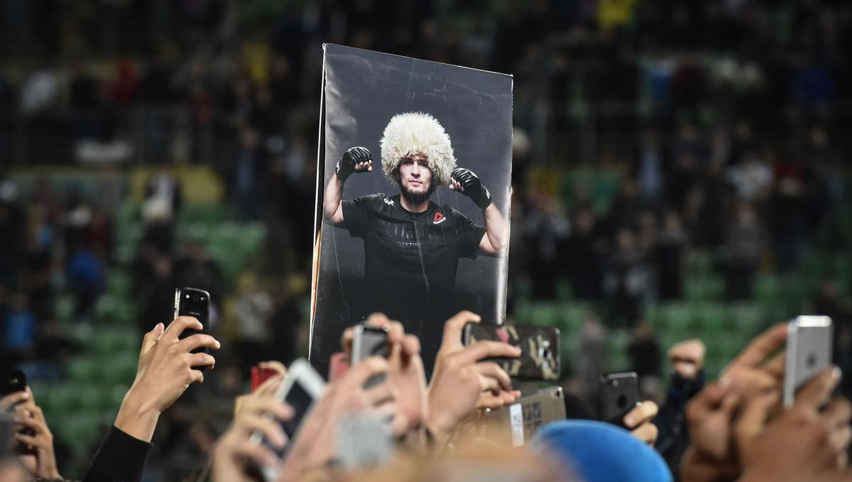 Khabib Nurmagomedov  festejado por multido de fs no estdio do Anzhi, no Daguesto 