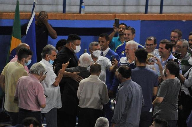 Fotos da Reunio Extraordinria para votao da venda da SAF a Ronaldo. Fenmeno compareceu ao Parque Esportivo do Barro Preto e foi muito assediado por conselheiros do clube