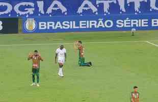 Jogadores do Cruzeiro deixam campo cabisbaixos aps derrota para o Sampaio Corra por 2 a 1