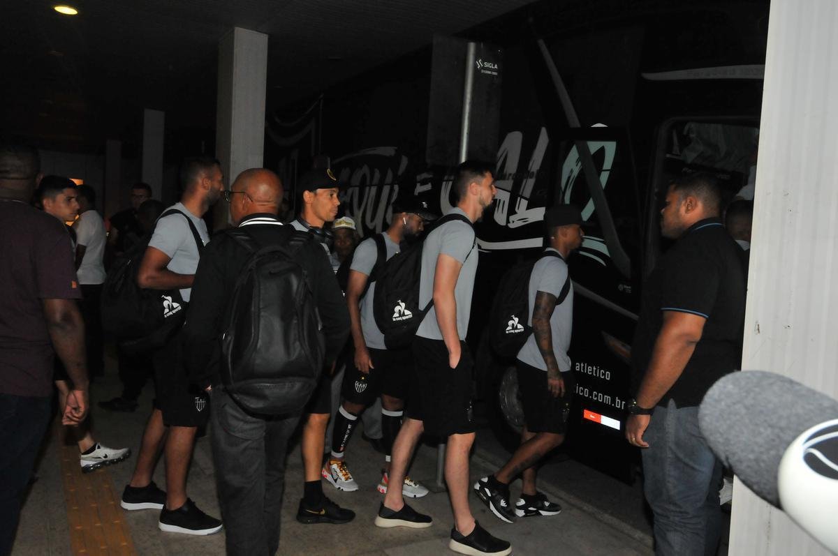 Jogadores do Atltico desembarcaram nesta quinta-feira, em Confins, na Grande Belo Horizonte, aps eliminao vexatria para Afogados-PE na Copa do Brasil. Demitidos, tcnico Rafael Dudamel, diretor de futebol Rui Costa e gerente de futebol Marques estavam junto com a delegao, mas no concederam entrevista.