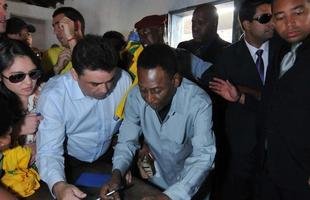 Em 2012, Pel� visitou a casa onde viveu em Tr�s Cora��es, chamada de Casa Pel�. Na ida � cidade natal, o Rei do futebol e seu pai, Dondinho, foram homenageados tamb�m no Parque Jo�o Ramos do Nascimento (Parque Dondinho). Evento marcou as comemora��es dos 128 da cidade