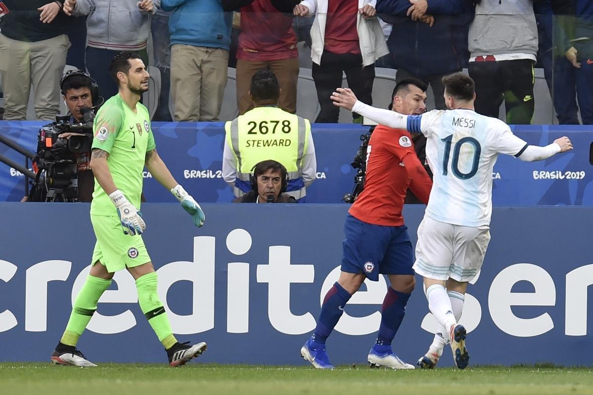 Medel deu peitadas em Messi durante primeiro tempo de Argentina e Chile, e ambos foram expulsos pelo rbitro paraguaio Mario Daz de Vivar. Torcida na Arena Corinthians vaiou a deciso do juiz.