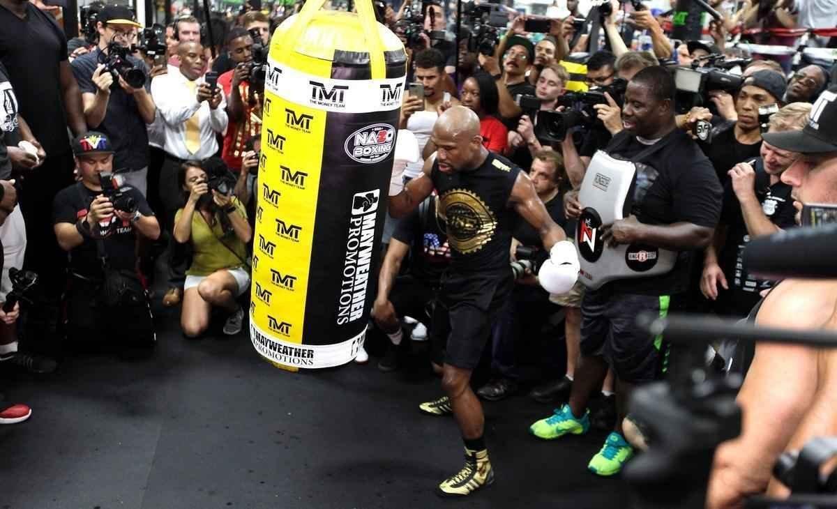 Em preparao para superluta contra Conor McGregor, em 26 de agosto, Floyd Mayweather recebe imprensa em treino aberto em Las Vegas 