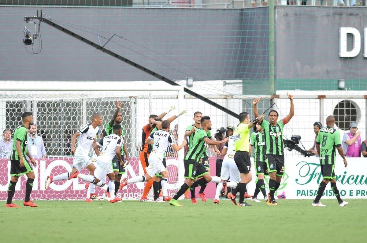 Imagem do polmico gol do Atltico: Rger Guedes cabeceou, Glauco defendeu e o rbitro Igor Junio Benevenuto confirmou o gol baseado na viso do auxiliar Guilherme Dias Camilo. Imagem do canal Premiere apontou que defesa foi feita sobre a linha de meta e a bola no entrou.