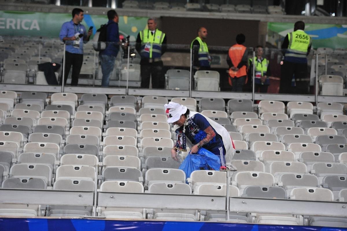 Depois do empate entre Japo e Equador, por 1 a 1, pela Copa Amrica, um torcedor japons deu um bom exemplo aos brasileiros. Com pacincia, ele recolheu lixo em vrios pontos do setor em que se encontrava no Mineiro. Na Copa de 2014, no Brasil, os nipnicos j haviam mostrado civilidade ao mundo ao limpar arquibancadas e vestirios dos estdios.