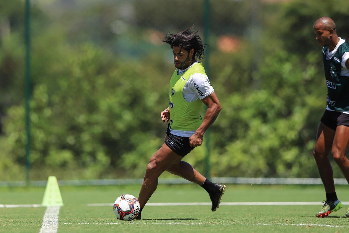Treino do Atlético em campo. Jogadores fizeram atividade pela manhã no gramado. No período da tarde, trabalho foi na academia