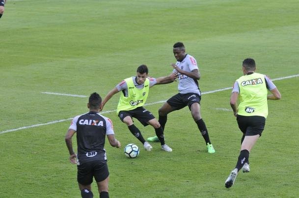 Volante/zagueiro Roger Bernardo participou de treino com bola e depois foi apresentado como novo reforo do Atltico