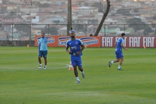 Cruzeiro iniciou sua intertemporada nesta segunda-feira na Toca da Raposa II. Tcnico Mano Menezes contou com elenco completo. Grupo agora comea preparao para decises com Atltico na Copa do Brasil, River Plate na Copa Libertadores e 29 rodadas restantes do Campeonato Brasileiro