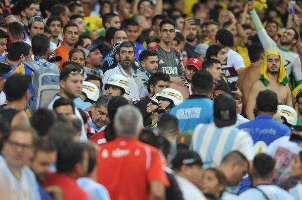 Fotos das torcidas de Brasil e Argentina, no Mineiro, no clssico vlido pela semifinal da Copa Amrica