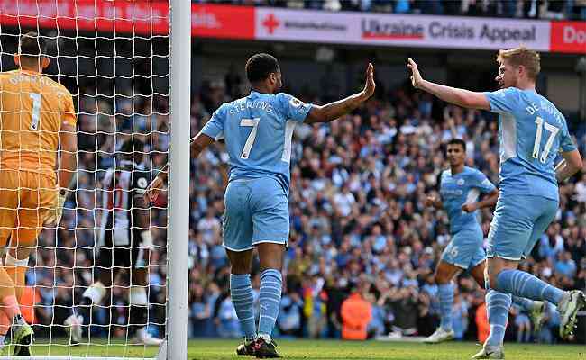 Sterling abre o placar para o Manchester City e comemora com Kevin De Bruyne