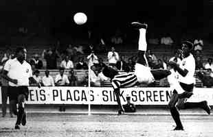 08/06/1969 - Pel d uma bicicleta no jogo entre Corinthians e Santos, pelo Campeonato Paulista, no Morumbi. A equipe praiana venceu o confronto por 3 a 1.