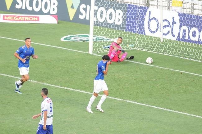 Cruzeiro goleou URT por 3 a 0 no Independncia com gols de Thiago, Machado e Edu em sua estreia no Mineiro. Ronaldo, dono da SAF, assistiu  partida no Horto. Duelo marcou estreia do tcnico uruguaio Paulo Pezzolano