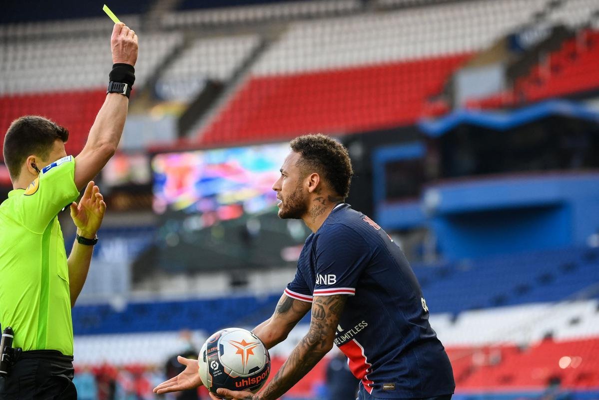 Neymar levou carto vermelho no final da derrota do PSG para o Lille, por 1 a 0, em Paris, ao dar um tranco no adversrio numa disputa de bola na lateral do campo. rbitro entendeu que ele usou fora desproporcional. O brasileiro j tinha carto amarelo e acabou sendo expulso.