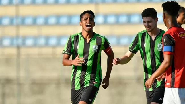 Kevyn - volante de 21 anos - emprestado ao Barra-SC até o fim de 2023