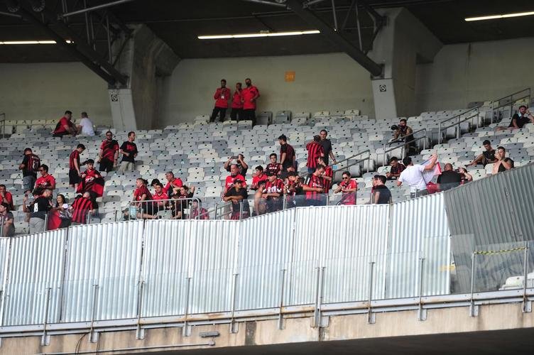 Torcida do Athletico-PR no jogo de ida da final da Copa do Brasil de 2021, contra o Galo, no Mineiro, em BH