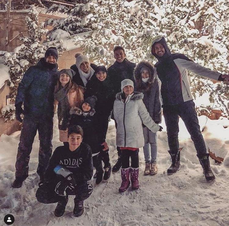 Volante Henrique, zagueiro Leo e goleiro Fbio com suas famlias na estao de esqui de Beaver Creek Mountain, nos Estados Unidos
