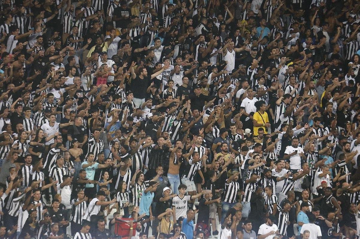 Fotos da partida entre Botafogo e Amrica, pelo duelo de volta das oitavas de final da Copa do Brasil. Jogo foi realizado nesta quinta-feira (14), no estdio Nilton Santos, na cidade do Rio de Janeiro.