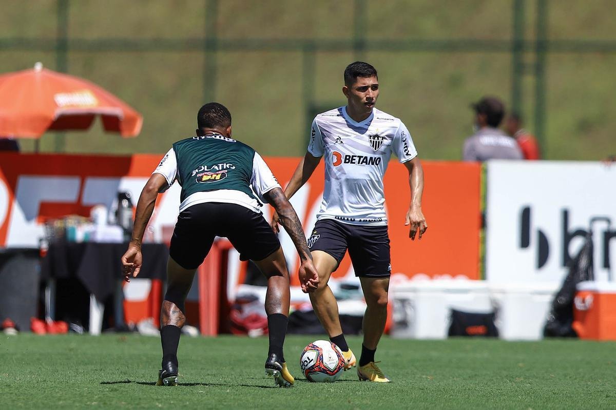 Fotos do coletivo entre profissionais e sub-20 do Atltico