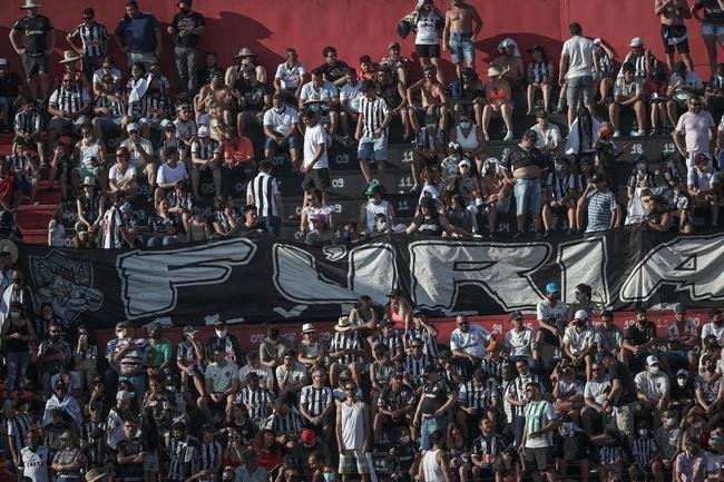 Fotos do jogo entre Pouso Alegre e Atltico, pelo Mineiro