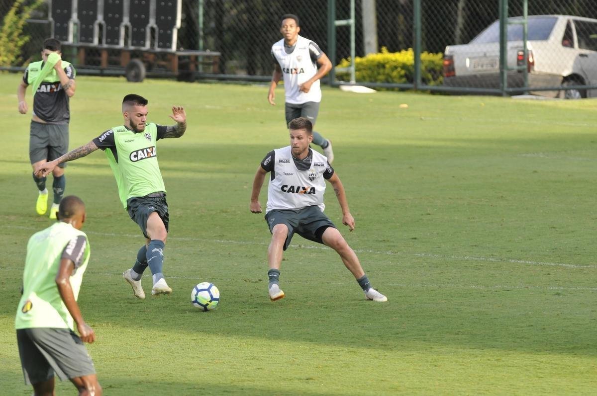 Levir Culpi foi apresentado pela diretoria na Cidade do Galo, enquanto os jogadores treinavam