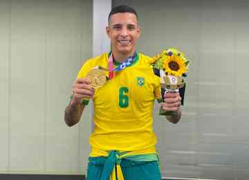 Após conquista a medalha olímpica em Yokohama, lateral contou como será a logística para estar em campo quarta-feira, na Argentina