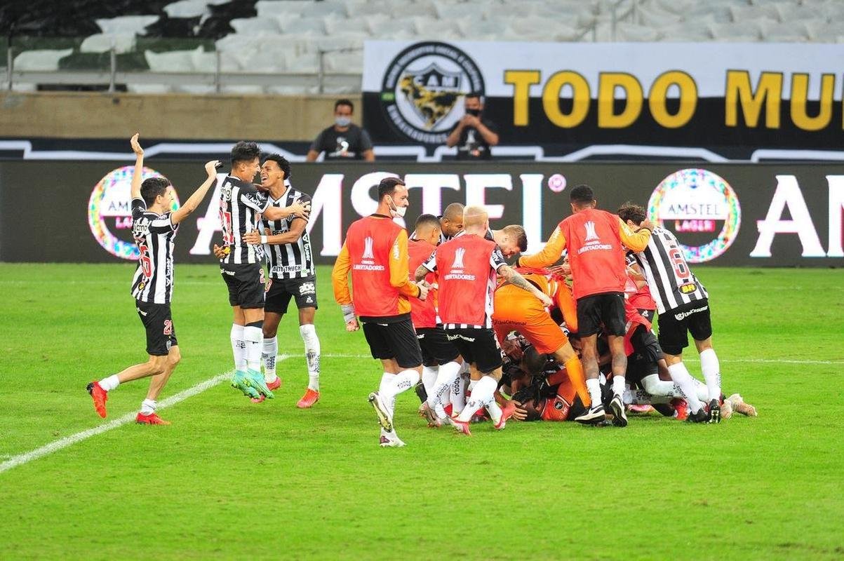 Goleiro Everson, do Atltico, foi heri na deciso por pnaltis contra o Boca Juniors ao defender duas cobranas e ao marcar o gol da classificao: 3 a 1 nas batidas alternadas aps 0 a 0 no tempo normal, no Mineiro.