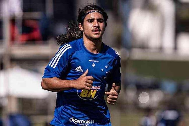 O meia Riquelmo recebeu o diagnstico positivo para COVID-19 nesta sexta-feira. O jogador do Cruzeiro realizou o exame protocolar que indicou para a infeco antes da partida contra o Sport, pela 14 rodada do Campeonato Brasileiro Sub-20. 