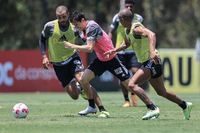 Fotos do treino do Atltico nesta quarta-feira (12/10), na Cidade do Galo. Em recuperao de um incmodo na panturrilha esquerda, Hulk fez funcional no campo e ainda  dvida para o confronto contra o Flamengo, no sbado, s 20h30, no Maracan, pelo Brasileiro