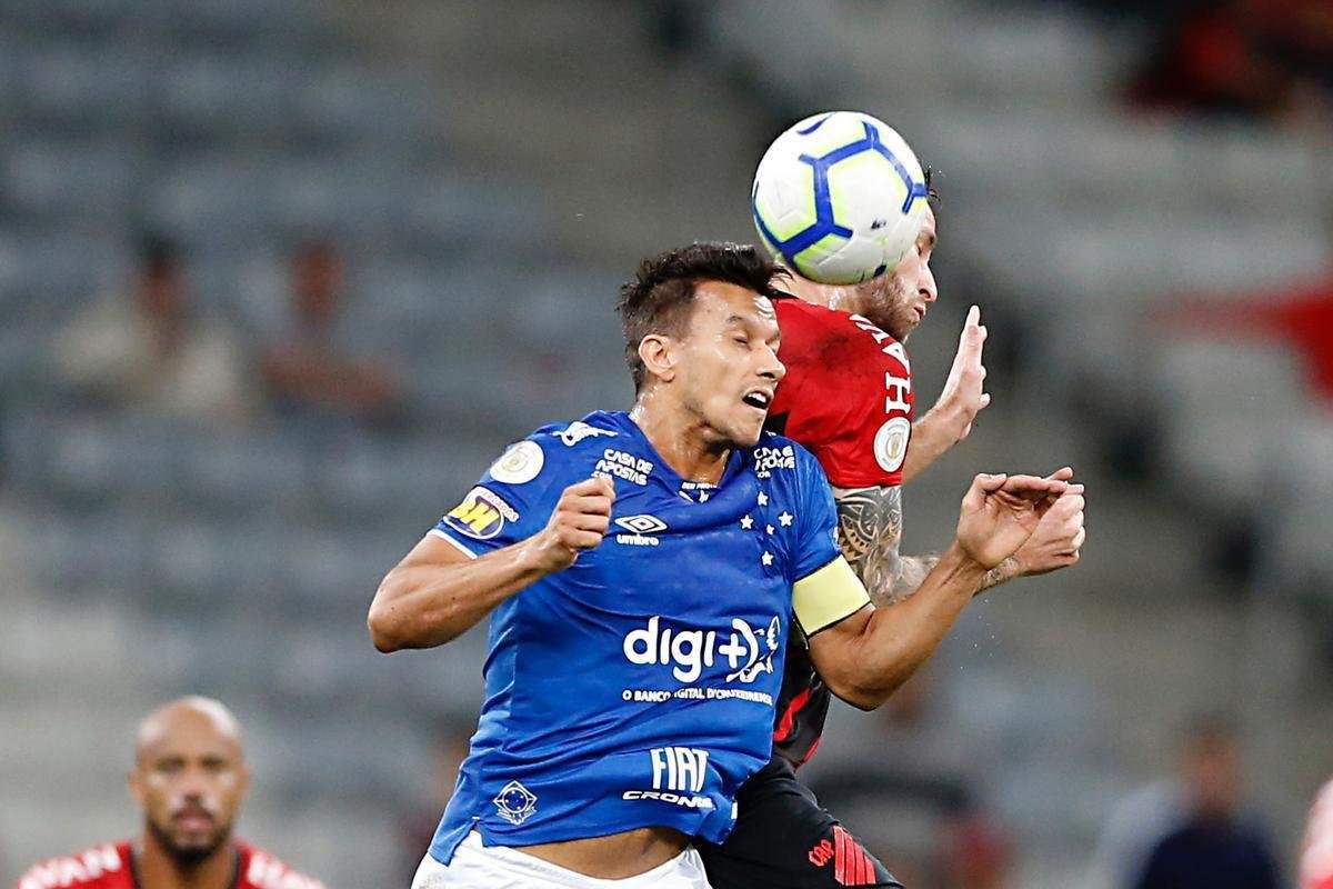 Fotos do empate por 0 a 0 entre Athletico-PR e Cruzeiro na Arena da Baixada, em Curitiba, pela 31 rodada do Campeonato Brasileiro; cruzeirense Sass foi expulso na etapa final