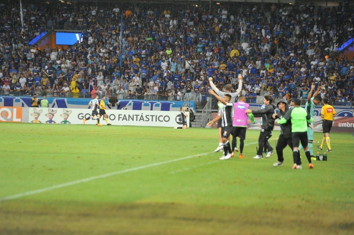 Fotos de Cruzeiro x Cear, no Mineiro, em jogo atrasado da 27 rodada do Brasileiro