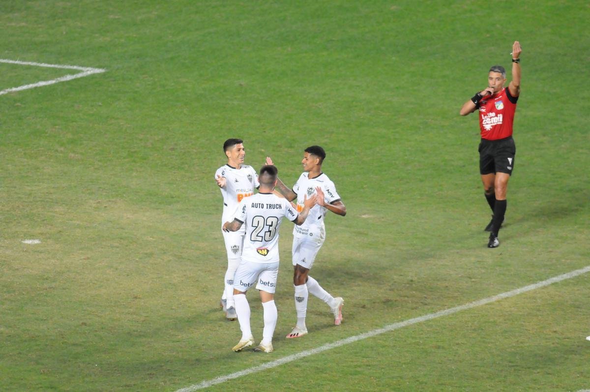 Marrony ampliou e fez 2 a 0 para o Atltico no segundo tempo