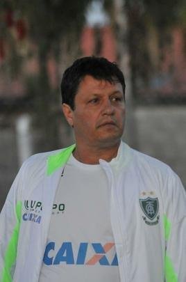 Depois de conversa com diretoria no campo, Adilson Batista foi apresentado como novo treinador do Amrica