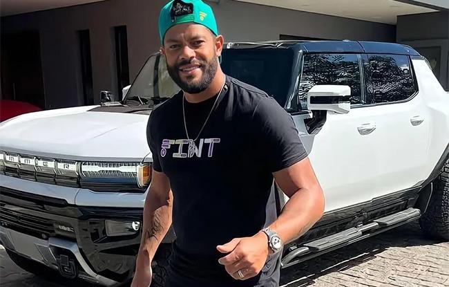 Hulk, atacante do Atltico, com a sua nova Hummer EV